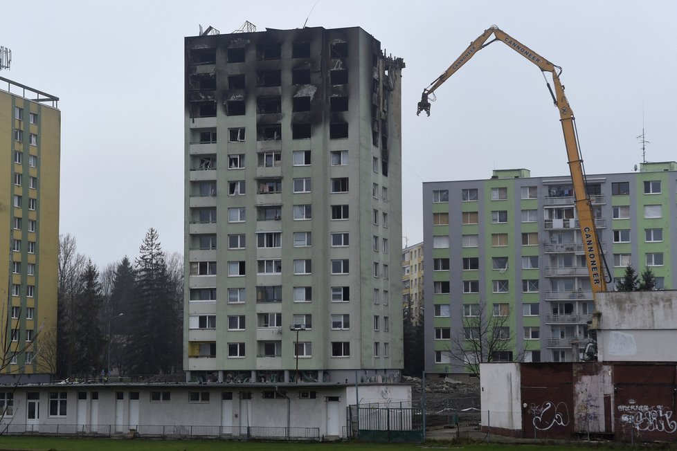 Demolice vrchních pater paneláku v Prešově