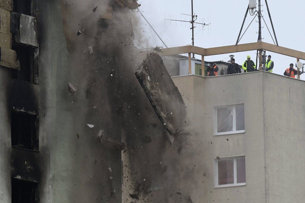 Demolice vrchních pater paneláku v Prešově