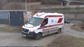 Manželka našla v garáži bezvládné tělo manžela a cizí ženy.