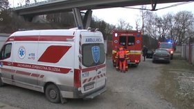 Manželka našla v garáži bezvládné tělo manžela a cizí ženy.