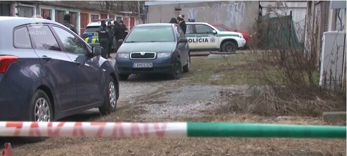 Manželka našla v garáži bezvládné tělo manžela a cizí ženy.