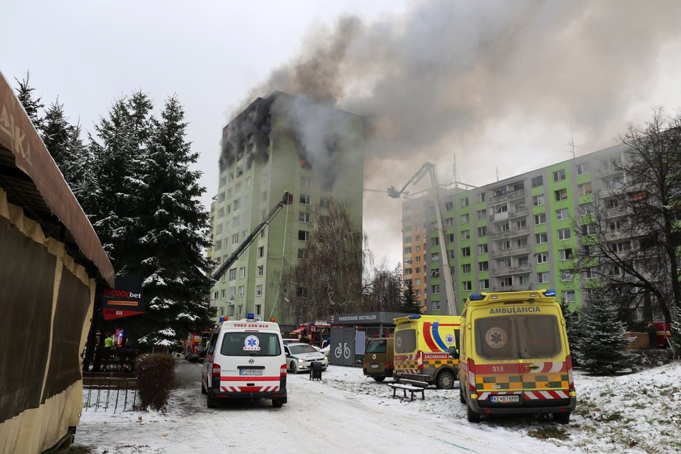 Dvanáctipatrový dům v Prešově 6. prosince poničil výbuch plynu a požár.
