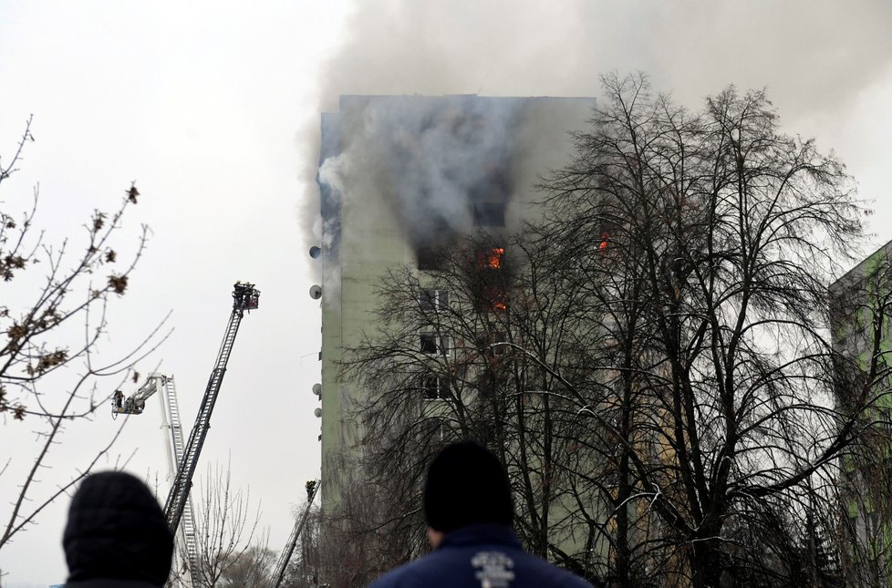 Dvanáctipatrový dům v Prešově 6. prosince poničil výbuch plynu a požár.