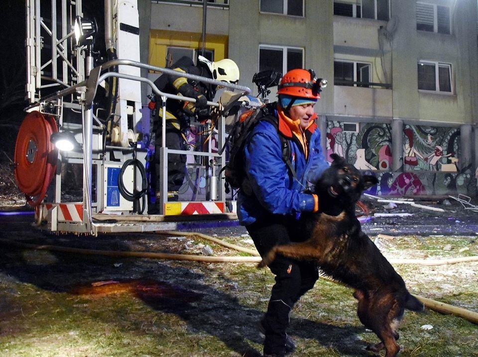 Dům zničený výbuchem prohledávali také záchranáři se psy