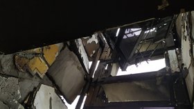 Snímky vnitřku poškozeného prešovského paneláku.