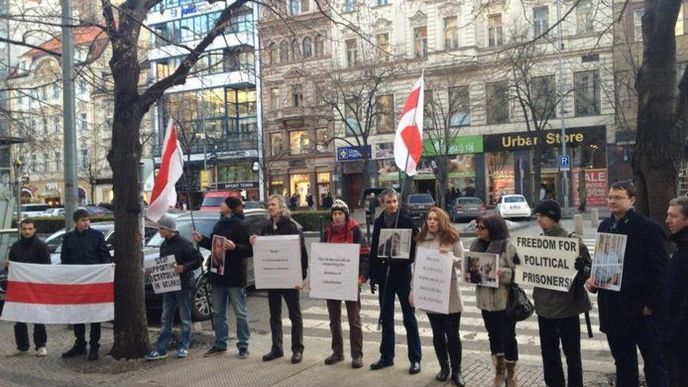 Přestaňte podporovat diktaturu v Bělorusku!, žádali běloruští demonstranti.