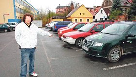 "Tady, kde teď stojím, jsem uslyšel prásk a z auta se vysypalo zadní sklo," popsal Blesku střelbu v Přešticích Ladislav Krejčík