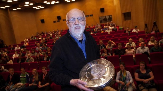 Prestižní cenu Mezinárodní federace filmových archivů převzal včera na festivalu v Karlových Varech režisér, scenárista a výtvarník Jan Švankmajer. Ocenění mu předal prezident této organizace se sídlem v Bruselu Eric Le Roy.