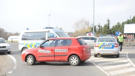 Policie po přestřelce v ulicích hlavního města uzavřeli silnici, na které došlo k dohonění pronásledovaného falešného policisty