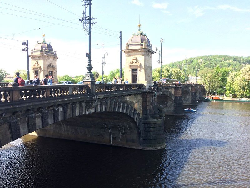 Podle toho, kde se nehoda nebo přestupek na mostě Legií stane, jej bude řešit buď Praha 1, nebo Praha 5