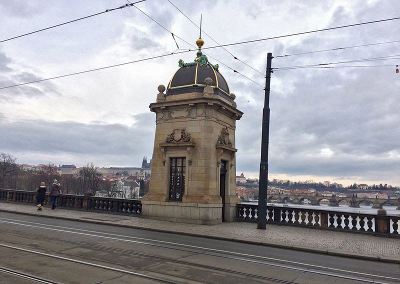 Podle toho, kde se nehoda nebo přestupek na mostě Legií stane, jej bude řešit buď Praha 1, nebo Praha 5