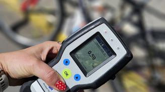 I cyklisté jsou řidiči, připomíná policie. Za alkohol i telefon jsou tvrdé pokuty! I cyklisté jsou řidiči, připomíná policie. Za alkohol i telefon jsou tvrdé pokuty!