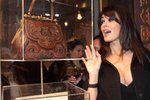 Italská herečka Maria Grazia Cucinotta představila kabelku podle návrhu Leonardo da Vinciho.