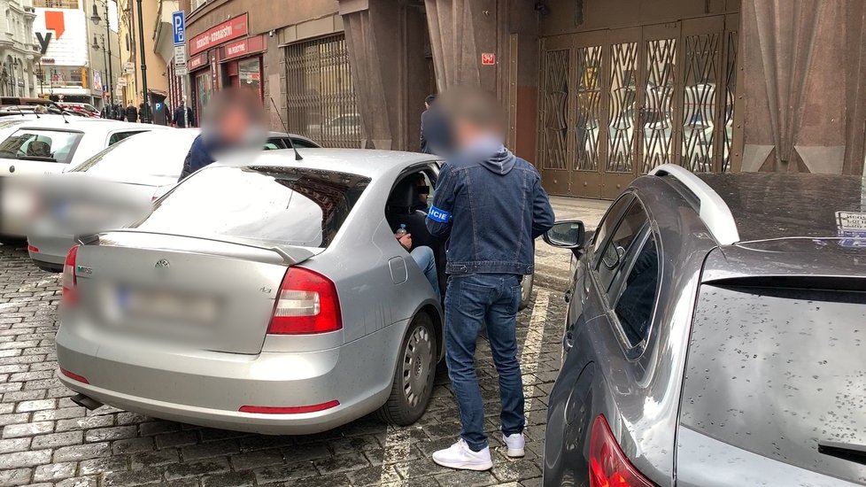 Policisté zadrželi na Starém Městě skupinu pravděpodobně převaděčů.