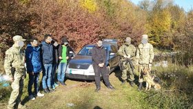 Policisté při zátahu na převaděče