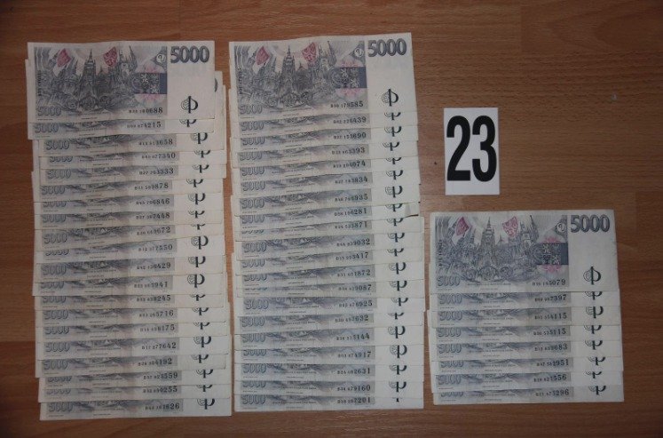 Policisté v rámci akce zadrželi i stovky tisíc korun.