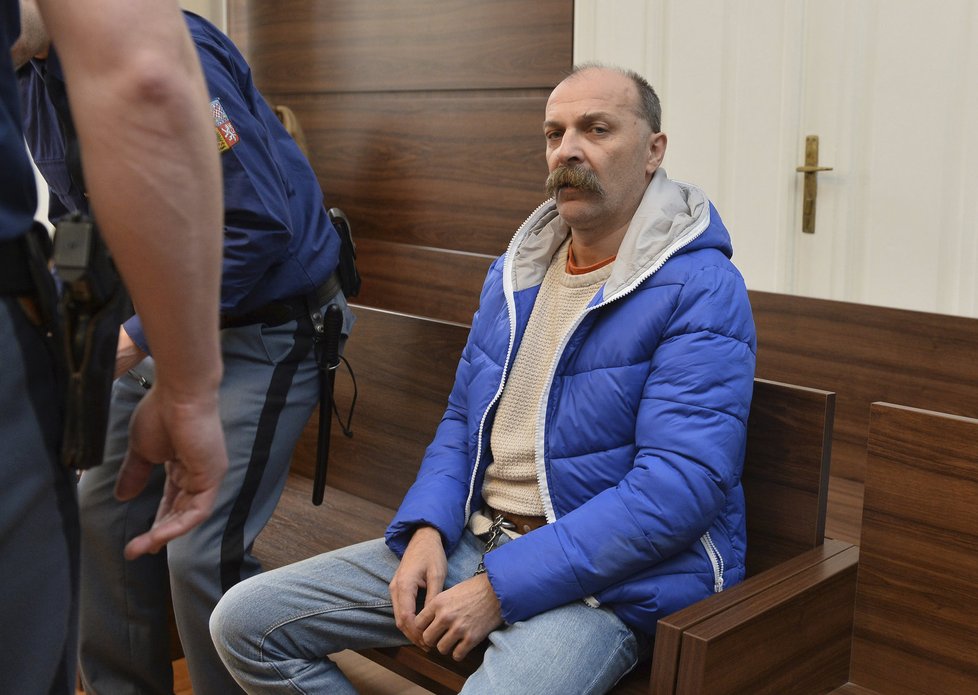 Petr Karlík byl zadržen společně se skupinou, která podle policie měla organizovat pašování migrantů. Pražský soud rozhodl o jeho vydání do Belgie.