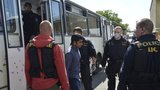 Migranti se schovávají do cisteren i na podvozky aut. Syřanů v Česku ubylo