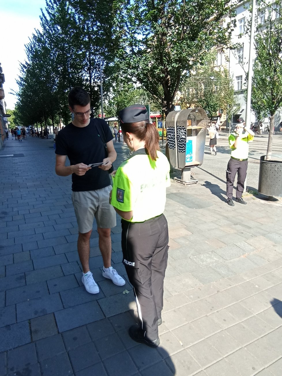 Policisté se v pondělí v centru Brna při preventivní akci zaměřili především na mladou generaci. 