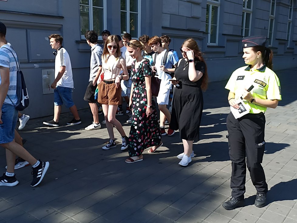 Policisté se v pondělí v centru Brna při preventivní akci zaměřili především na mladou generaci.