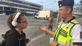 Bez uší neslyšíš, bez očí nevidíš! Policisté varují: Neskákejte s mobilem v ruce pod tramvaj