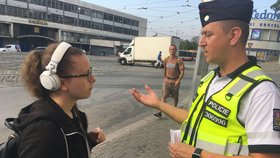 Už budu opatrnější, slibovali někteří chodci poté, co je při preventivní akci policisté upozornili na rizika nesoustředěnosti v dopravně přetížených částech Brna.