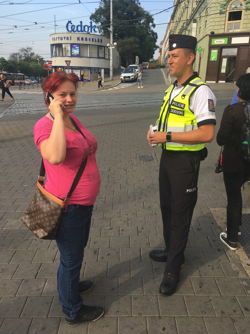 Tato žena pokračovala v telefonátu i poté, co ji policista zastavil.