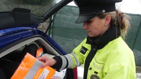 Preventistka Petra Hrůzová řidičům nabídla reflexní vesty a kroužky nebo letáčky.