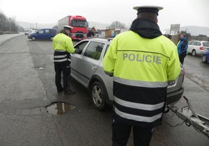 Policisté zadrželi Němce, který ujížděl kradeným autem. Ilustrační foto.