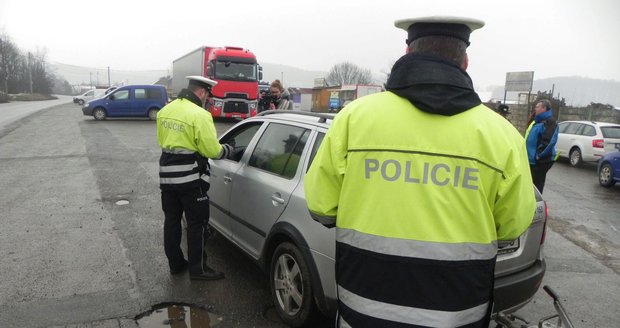 Policisté zadrželi Němce, který ujížděl kradeným autem. Ilustrační foto.