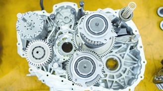 Tři písty emisím pomáhají, samy ale nestačí. V mnoha případech se tak dnes pojí s hybridní pomocí jako na obrázku, kde vidíme tělo převodovky e-DCS6 od Stellantisu. Tři písty emisím pomáhají, samy ale nestačí. V mnoha případech se tak dnes pojí s hybridní pomocí jako na obrázku, kde vidíme tělo převodovky e-DCS6 od Stellantisu.