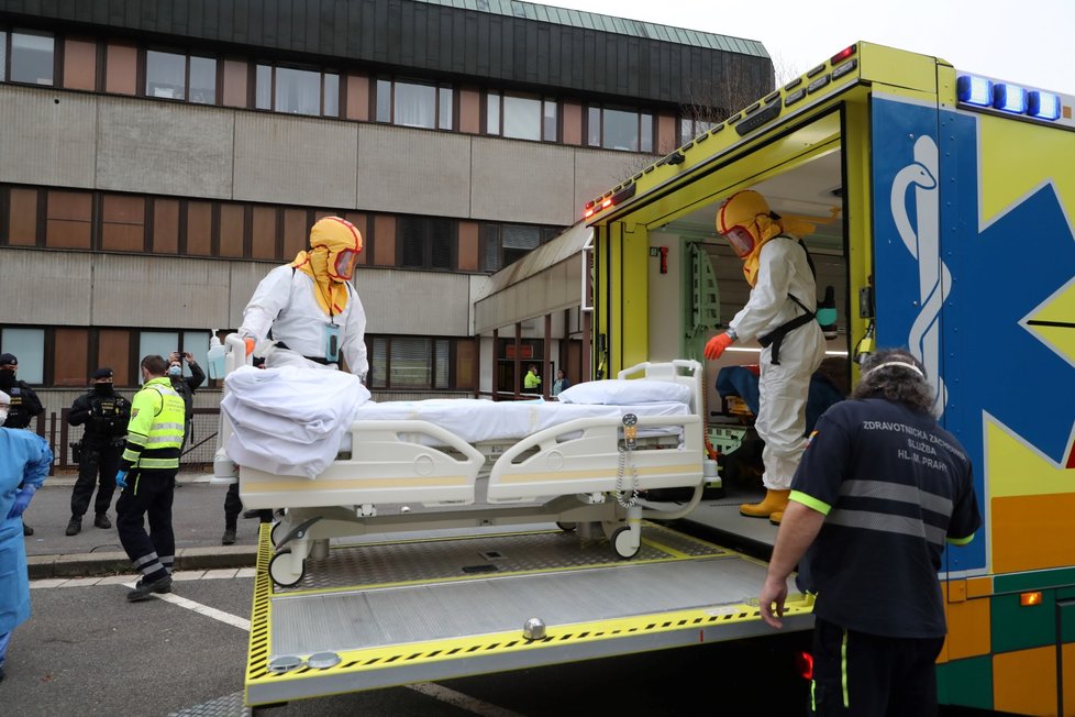 Do pražské Fakultní nemocnice v Motole dorazili krátce před půl třetí odpoledne covidoví pacienti z Chebu. Pražští záchranáři vypravili na převoz speciálně upravené nákladní vozidlo Fénix.