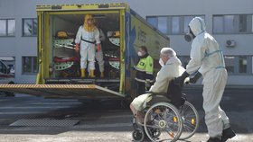 Převoz pacientů nakažených koronavirem z nemocnice v České Lípě do jiných zdravotnických zařízení. Asistoval při tom i velkokapacitní vůz Fénix pražské záchranky (18. 3. 2021).