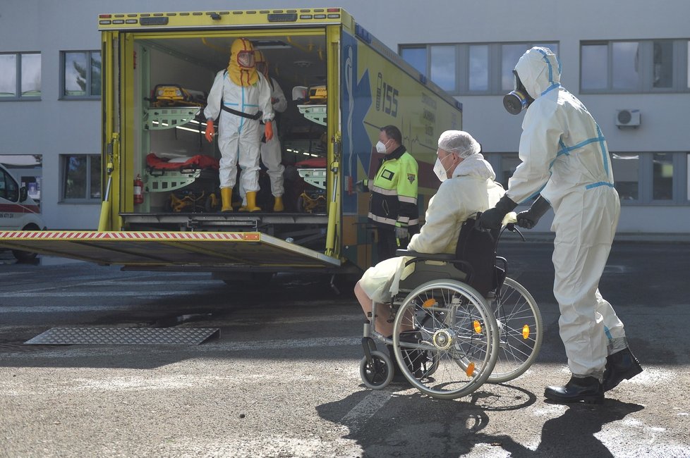 Převoz pacientů nakažených koronavirem z nemocnice v České Lípě do jiných zdravotnických zařízení. Asistoval při tom i velkokapacitní vůz Fénix pražské záchranky (18. 3. 2021)