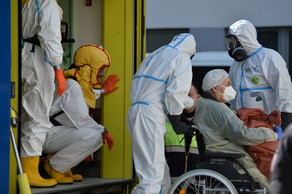 Převoz pacientů nakažených koronavirem z nemocnice v České Lípě do jiných zdravotnických zařízení. Asistoval při tom i velkokapacitní vůz Fénix pražské záchranky (18. 3. 2021)