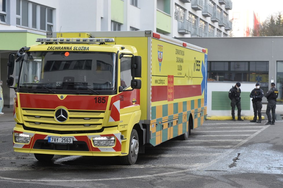 Převoz pacientů nakažených koronavirem z nemocnice v České Lípě do jiných zdravotnických zařízení. Asistoval při tom i velkokapacitní vůz Fénix pražské záchranky (18. 3. 2021).