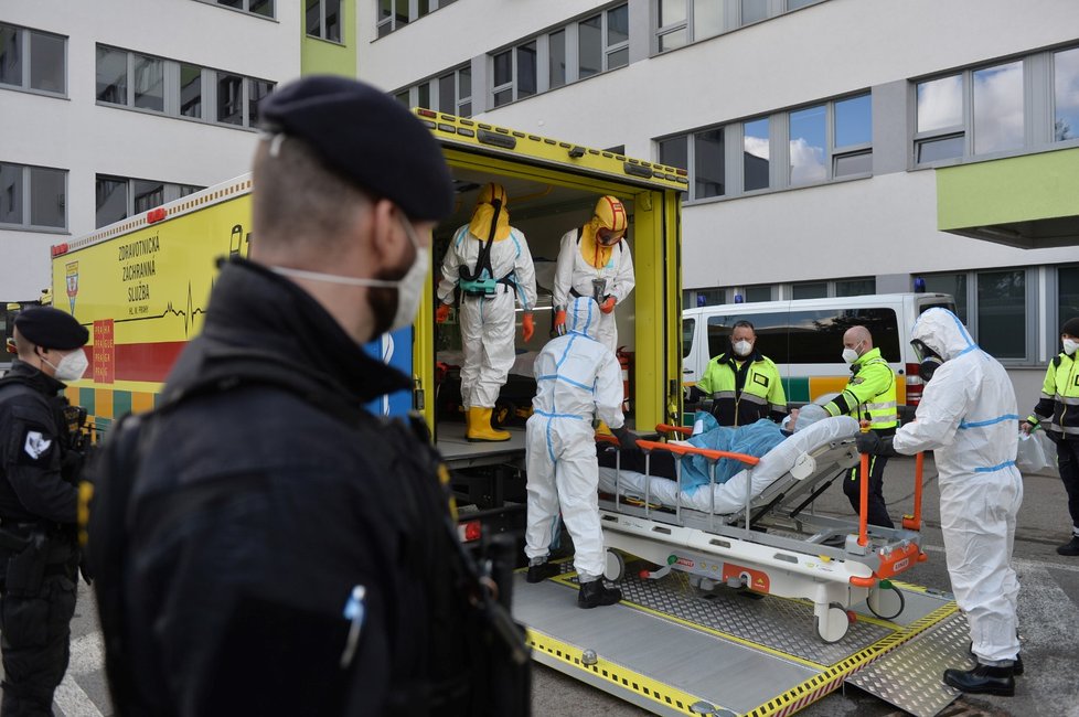 Převoz pacientů nakažených koronavirem z nemocnice v České Lípě do jiných zdravotnických zařízení. Asistoval při tom i velkokapacitní vůz Fénix pražské záchranky (18. 3. 2021)