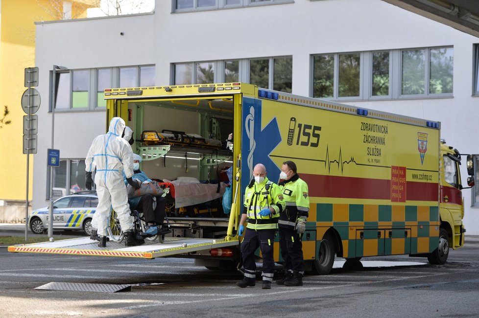 Převoz pacientů nakažených koronavirem z nemocnice v České Lípě do jiných zdravotnických zařízení. Asistoval při tom i velkokapacitní vůz Fénix pražské záchranky (18. 3. 2021).