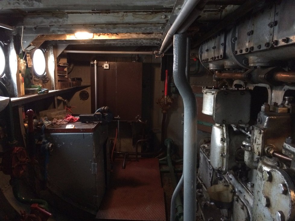 Takto to vypadá uvnitř Nepomuku. Motor je ještě starší než loď, která pochází z roku 1933.