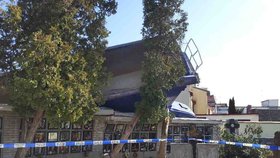 Převrácený návěs zdemoloval hřbitovní zeď ve Slavkově: Přijďte si pro urny!