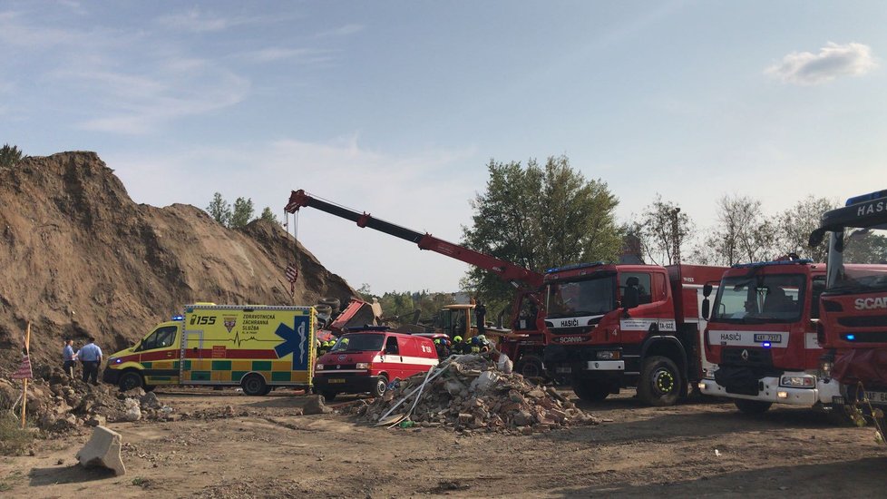 Nákladní automobil na skládce v Chodovské skončil na boku. Řidič uvízl uvnitř auta, vyprostit ho museli hasiči.