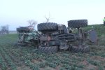 Řidič traktoru nezvládl jízdu ze Strážovic do Kyjova na I/54. Cisterna se mu zřejmě pod vlivem nárazového větru rozhoupala a traktor se stal neovladatelný.