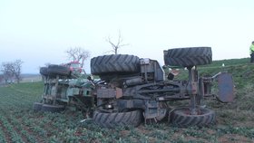 Řidič traktoru nezvládl jízdu ze Strážovic do Kyjova na I/54. Cisterna se mu zřejmě pod vlivem nárazového větru rozhoupala a traktor se stal neovladatelný.