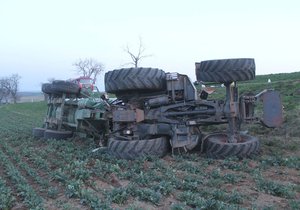 Řidič traktoru nezvládl jízdu ze Strážovic do Kyjova na I/54. Cisterna se mu zřejmě pod vlivem nárazového větru rozhoupala a traktor se stal neovladatelný.
