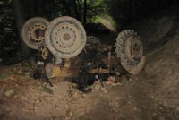 Na muže (†74) na Uherskohradišťsku se převrátil traktor: Nehodu nepřežil