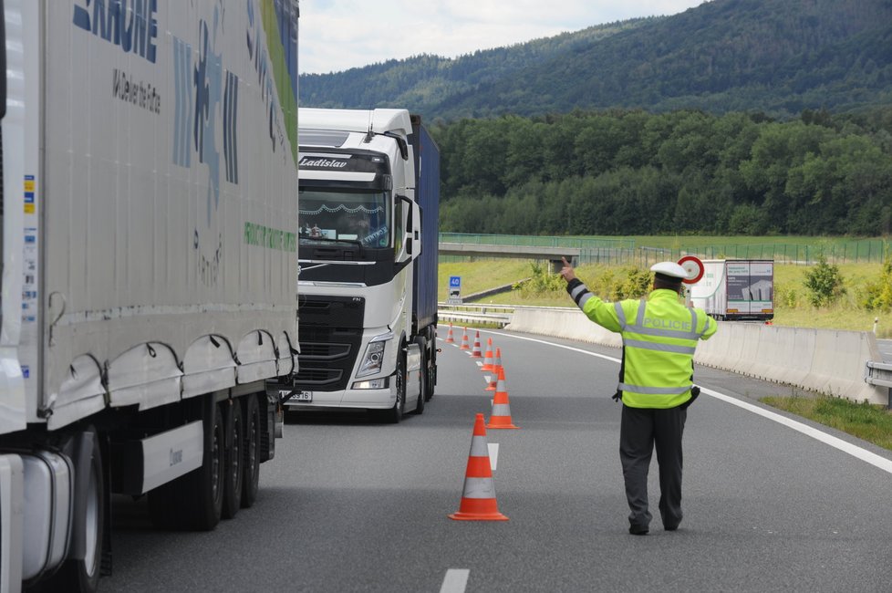 Motohlídka s předstihem kontrolovala řidiče, nepřipoutaní byli odstaveni v zúžení