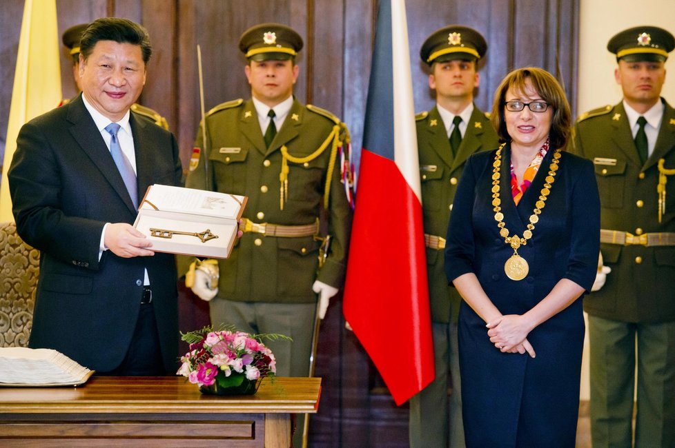 Čínského prezidenta Si Ťin-pchinga přivítala i pražská primátorka Adriana Krnáčová