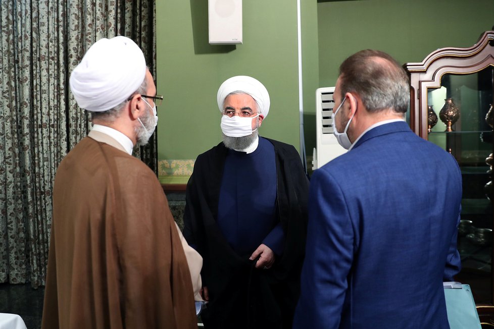 Íránský prezident Hasan Rúhání v roušce