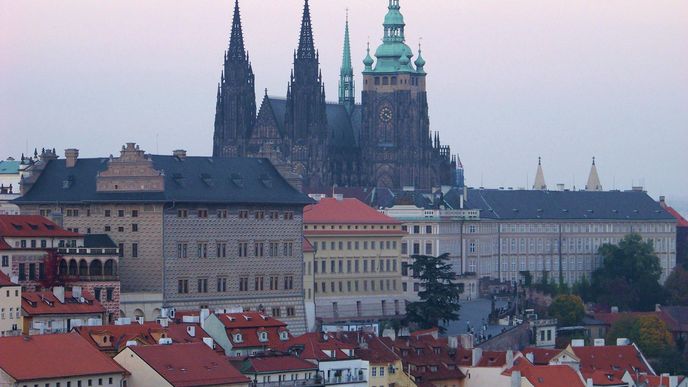 Ony desítky lidí, kteří na půlnoční přišli až o pár minut po půlnoci, zůstaly bez jakéhokoliv vysvětlení a zdůvodnění stát před branami. 