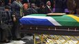 Prezident Jacob Zuma s manželkou na pohřbu